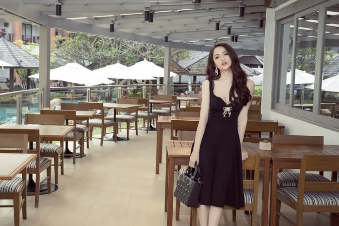 Vừa lên đường dự thi Hoa hậu Chuyển giới, Hương Giang Idol xuất hiện nóng bỏng trên báo Thái