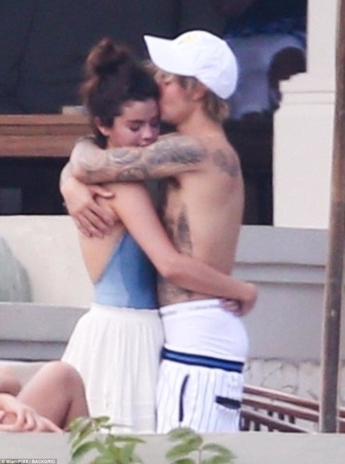 
Justin Bieber và Selena Gomez tình tứ trong kỳ nghỉ lễ gần đây.