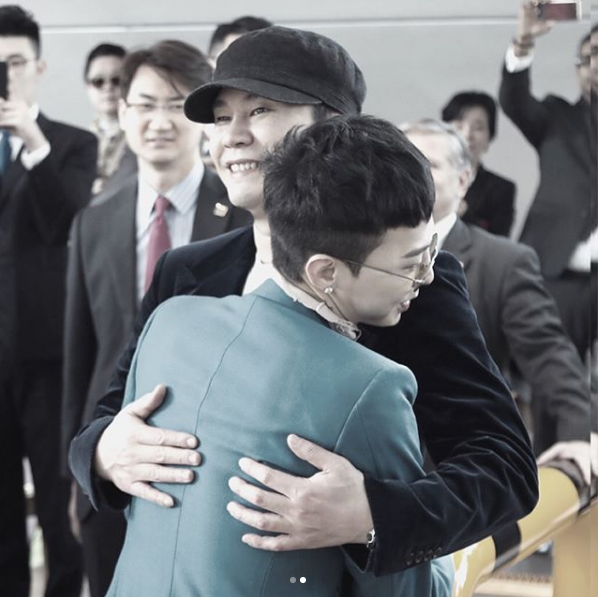 
Đầu tiên là chủ tịch Yang Hyun Suk, gửi tặng kèm cái ôm nồng thắm với lời chúc: "Giữ sức khỏe khi trong quân ngũ nhé".