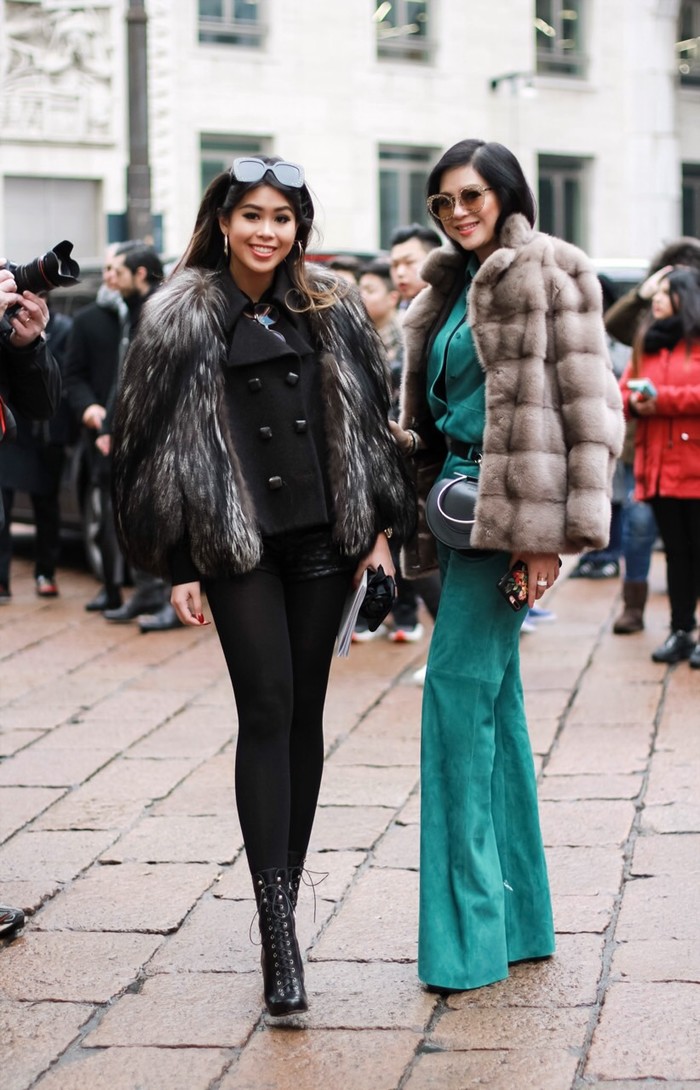 Mẹ và em chồng Hà Tăng diện hàng hiệu đầy người ở Milan Fashion Week 2018