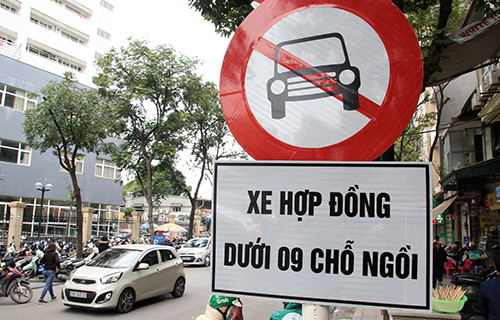 
Biển cấm xe Uber, Grab trên đường phố Hà Nội. Ảnh: Anh Tú. 