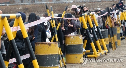 Dù lịch nhập ngũ được giữ kín nhưng đông đảo người hâm mộ vẫn chờ tiễn G-Dragon
