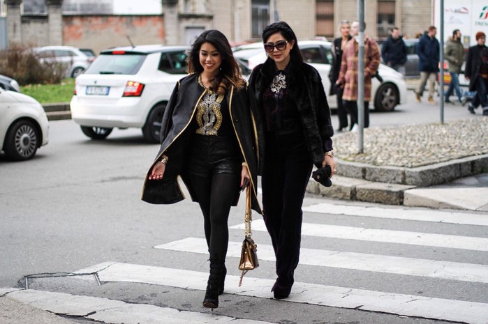 
Với những hình ảnh ấn tượng, đầu tư biến hóa, doanh nhân Thủy Tiên cùng con gái Thảo Tiên đã “càn quét” hàng ghế đầu” hầu hết các thương hiệu lớn: Roberto Cavalli, Versace, Dolce Gabbana,… trong Tuần lễ thời trang Milan 2018.