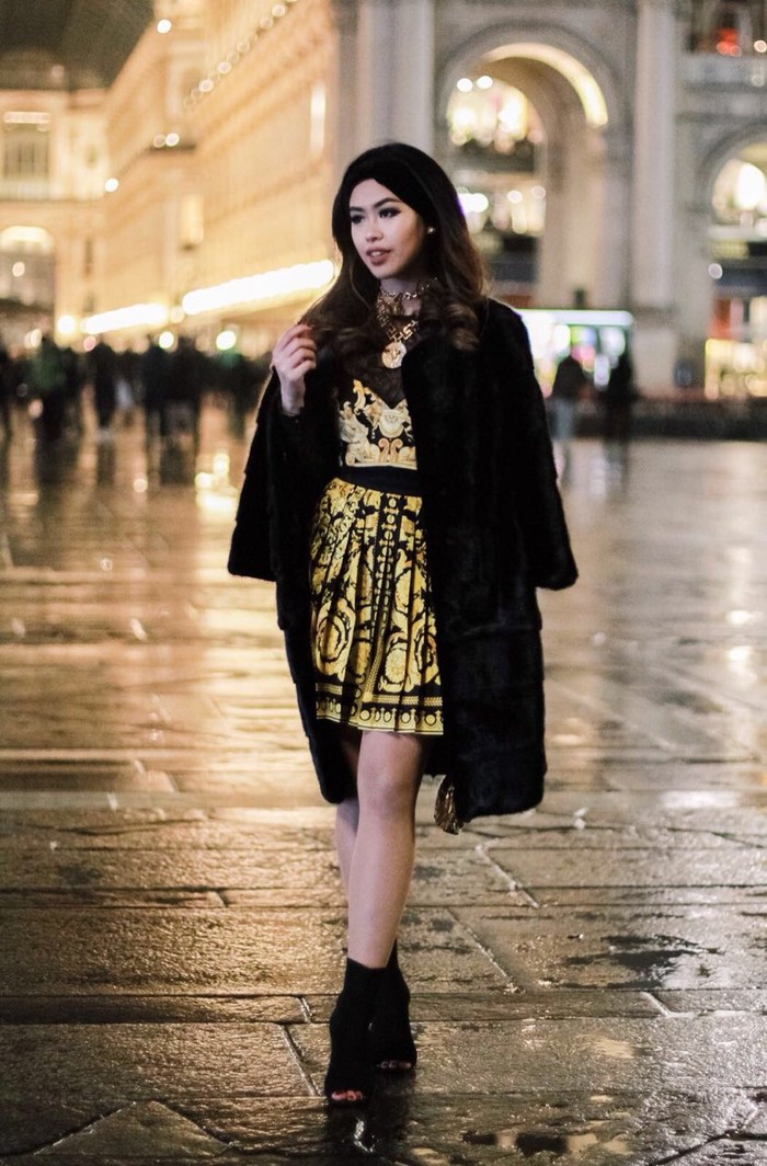 
Xuất hiện trong show diễn của versace, Thảo Tiên chọn váy liền áo cùng hoa văn giả và áo khoác lông sang chảnh.
