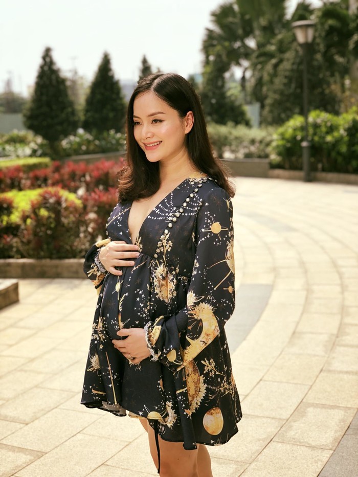 
Dù đang mang thai tháng thứ 7 nhưng Lan Phương vẫn giữ được nét tươi xinh, nữ diễn viên cũng né tránh không tiết lộ giới tính em bé.  