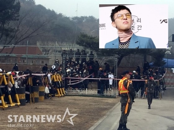 
Đã có rất đông người hâm mộ đứng chờ ở bên ngoài khu vực tập trung để gặp mặt G-Dragon lần cuối.