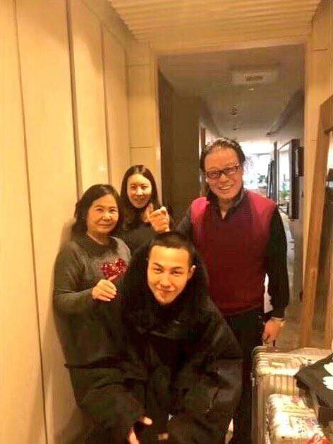 
Thủ lĩnh Big Bang với mái tóc mới chụp ảnh cùng gia đình trước khi lên đường. 