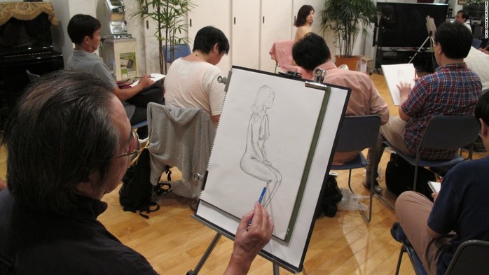 Những người đàn ông trung tuổi "còn trinh" ở Nhật Bản thường là những người rất nhút nhát, rụt rè. White Hands giúp họ tham gia những buổi học ngoại khóa về tìm hiểu về phụ nữ.