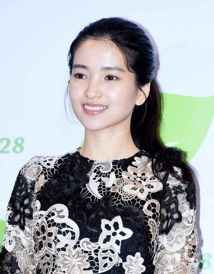 
Nữ chính của Little Forest - Kim Tae Ri. Nổi lên từ phim The Handmaiden, cô hiện đang là ngôi sao cực kỳ được quan tâm của màn ảnh Hàn.