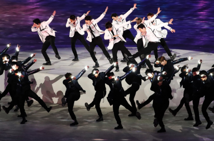 
Màn biểu diễn tuyệt vời vói sự kết hợp giữa hiệu ứng ánh sáng hoành tráng khiến các anh chàng EXO "nổi nhất đêm nay".