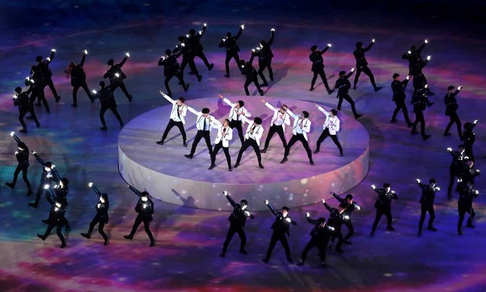 Truyền thông quốc tế nói gì về màn trình diễn của EXO tại lễ bế mạc Olympic?