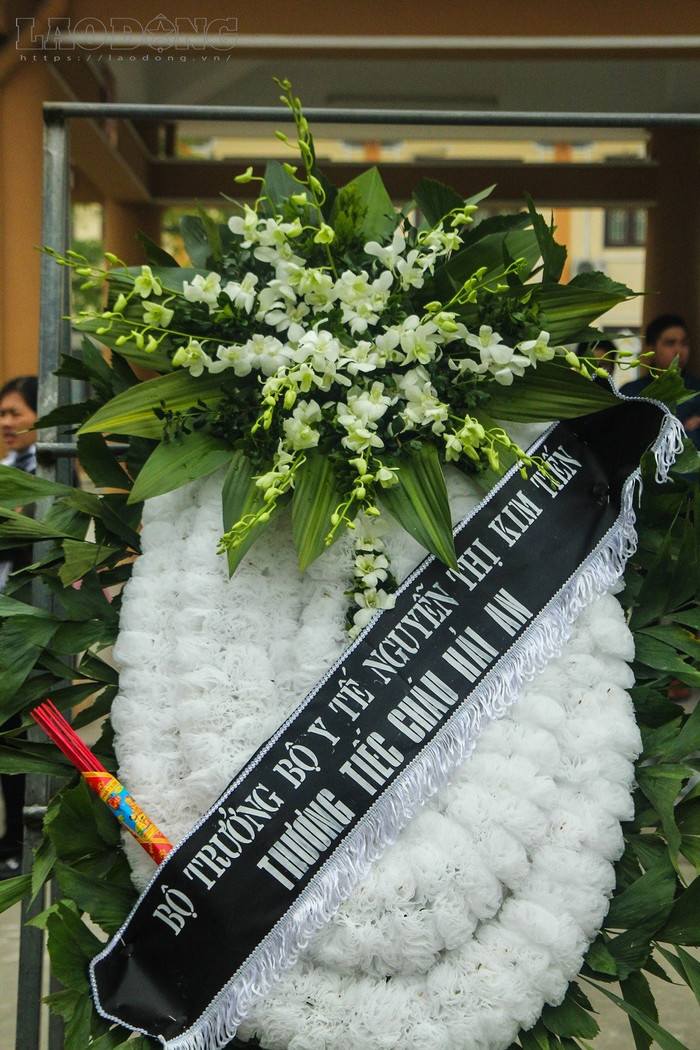 Vòng hoa của Bộ trưởng Bộ Y Tế Nguyễn Thị Kim Tiến gửi đến em trong ngày tang lễ (Ảnh: Lao động)