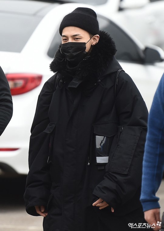 
G-Dragon xuất hiện trùm kín được bảo vệ nghiêm ngặt tại địa điểm nhập ngũ.