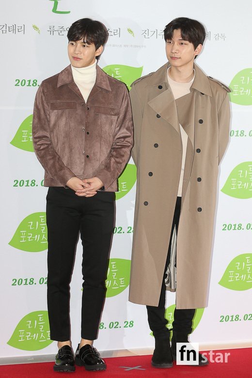 
Hai nam ca sĩ thần tượng của VIXX - Hongbin và Hyuk gia tăng số lượng trai đẹp cho sự kiện.