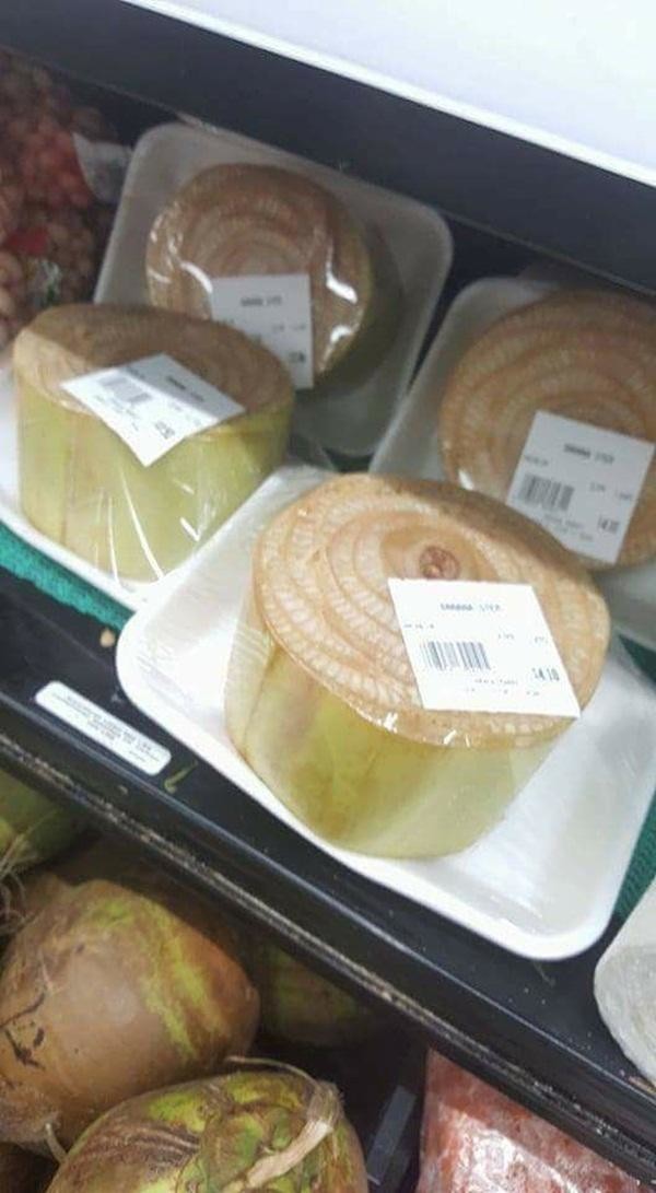 
Thân chuối được đóng gói cẩn thận, chễm chệ trên kệ siêu thị ở Nhật với mức giá khá "chát"