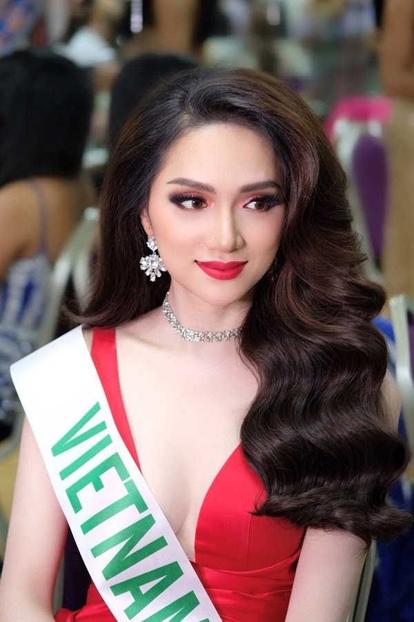 
Hương Giang xinh đẹp tựa nữ thần trong đêm chung kết Hoa hậu chuyển giới quốc tế 2018