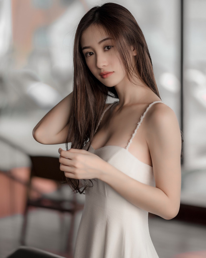 
Váy áo xẻ ngực sâu cũng là món đồ được lựa chọn hàng đầu của Jun Vũ.