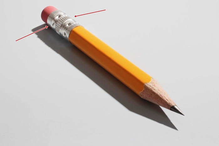 
Vòng bọc nối bằng kim loại ở đầu bút chì gỗ.