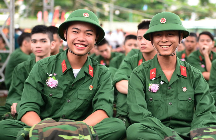 Dân mạng bất chấp tìm kiếm trai đẹp giữa rừng lính nghĩa vụ