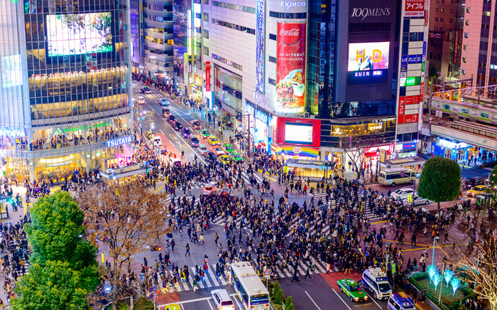 
Số lượng người đi qua giao lộ Shibuya có khi lên tới 3.000. Nơi đây được coi là ngã tư có lượng giao thông lớn nhất thế giới. 