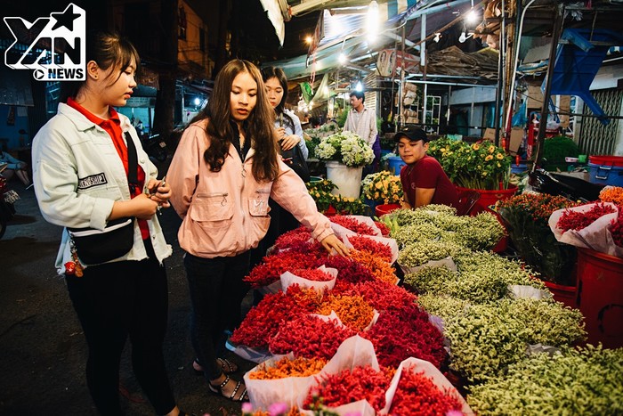 
Sát ngày 8/3, không khí tại chợ hoa đầu mối Hồ Thị Kỷ diễn ra khẩn trương suốt đêm
