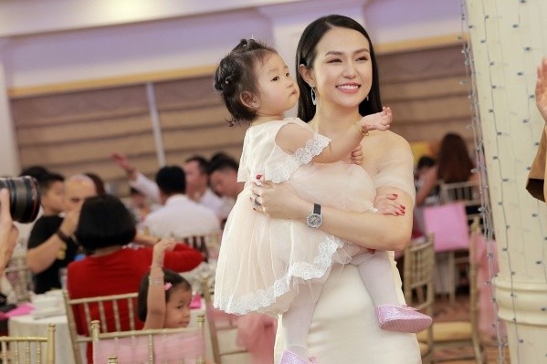 
Vợ và con gái của Tuấn Hưng nổi bật trong tiệc sinh nhật với trang phục cùng tone màu trắng.  - Tin sao Viet - Tin tuc sao Viet - Scandal sao Viet - Tin tuc cua Sao - Tin cua Sao