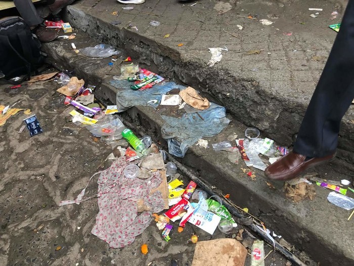 
Rác ngập tràn trên đường đi lên chùa Hương vào mồng 5 tết và người đi chùa vẫn thản nhiên dẫm trên rác để đi  (Nguồn ảnh: Facebook Huy Cung)