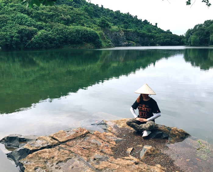 Theo chân nữ biên tập viên xinh đẹp đi khắp Việt Nam cùng chiếc nón lá