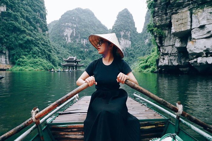 Theo chân nữ biên tập viên xinh đẹp đi khắp Việt Nam cùng chiếc nón lá