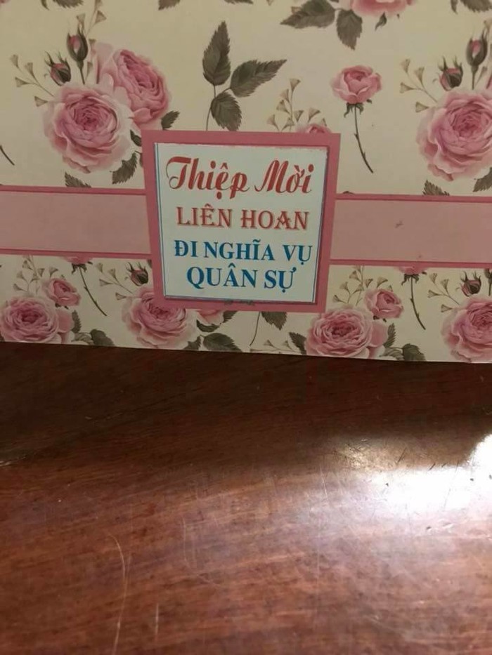 
Thiệp hồng trao tay mà không phải mời cười, đây là gia đình tổ chức "đại yến tiệc" khi con trai đi nghĩa vụ quân sự nhé.