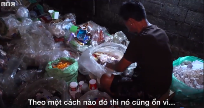 
Người đàn ông làm công việc nhặt thịt thừa trong bãi rác (Ảnh cắt từ clip)