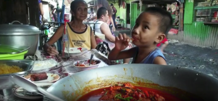 Câu chuyện đáng suy ngẫm: Lao động nghèo Philippines ăn bữa cơm 