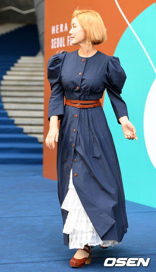 
Trang phục được các fan nhận xét có xu hướng giống "Cô gái Hà Lan " của mẹ Kim Tan.