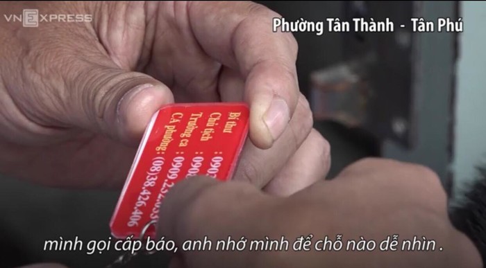 
Những chiếc chìa khó có số điện thoại của lãnh đạo phường Tân Thành đã được trao tận tay cho 6000 người dân (Ảnh: chụp màn hình