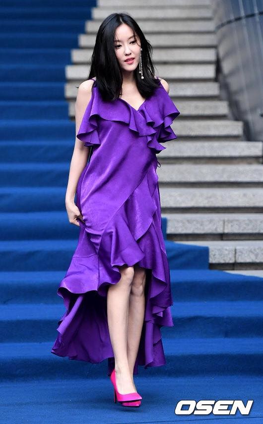 
Hyomin đầu tư hẳn một chiếc đầm dạ hội màu tím để tham dự Seoul Fashion week năm nay.