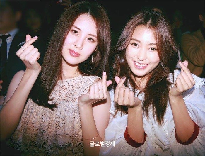 
Bora và Seohyun ngồi kế nhau trong show diễn.
