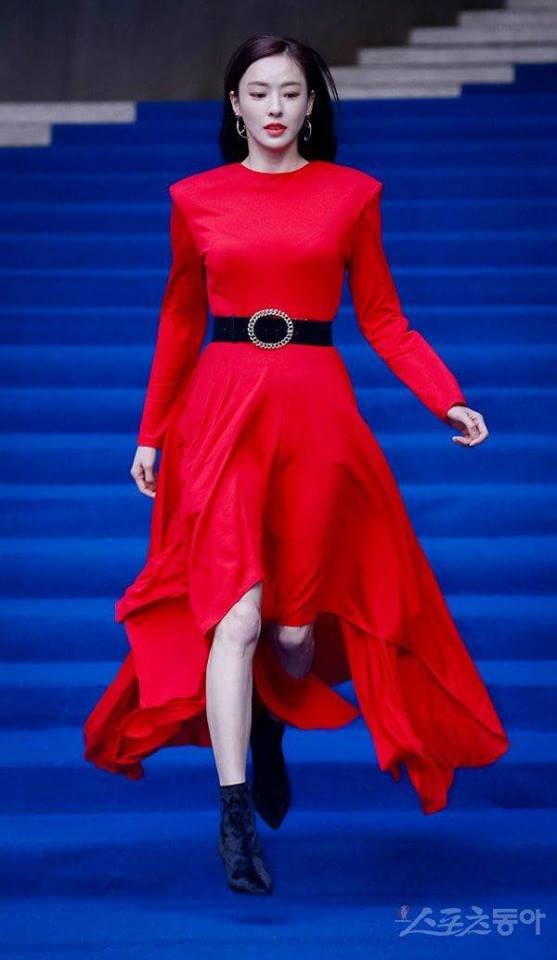 
Lee Da Hee xinh đẹp và quý phái như một nữ hoàng khi xuất hiện tại Seoul Fashion Week năm nay.