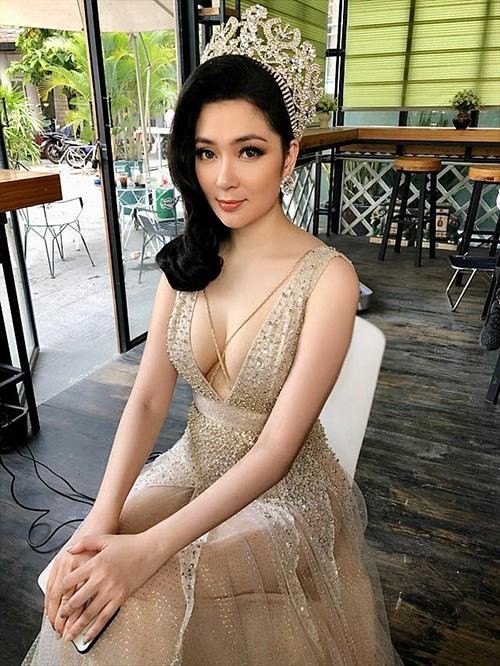 
Hoa hậu Nguyễn Thị Huyền khiến người hâm mộ xuýt xoa khi diện váy hở ngực đội vương miện.