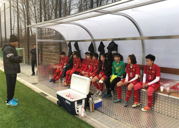 
HLV Mai Đức Chung trao đỏi với học trò trước khi trận đấu diễn ra. 