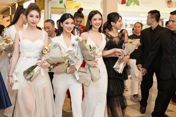 
Trong buổi ra mắt phim "Tháng năm rực rỡ", Jun Vũ xuất hiện trong bộ đầm trắng áo croptop nổi bật bên dàn diễn viên cùng toàn bộ ê-kíp.