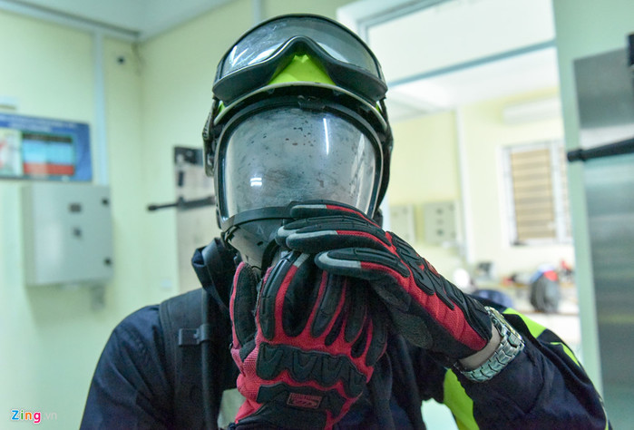 
Nguyễn Văn Minh, sinh viên năm thứ 2, cho biết mặc thiết bị bảo hộ khá nóng, khó vận động và khó thở nhưng cậu phải cố gắng làm quen vì sẽ giúp đảm bảo an toàn trong tình huống thiếu khí, có khói, khí độc, nhiệt độ cao, tiếng ồn.