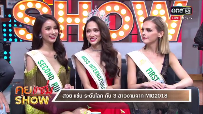 
Tân Hoa hậu và hai Á hậu xuất hiện rạng rỡ trong buổi phỏng vấn trên kênh truyền hình Thái Lan. - Tin sao Viet - Tin tuc sao Viet - Scandal sao Viet - Tin tuc cua Sao - Tin cua Sao