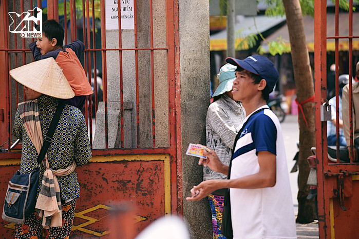 Tết nguyên Tiêu: Bát nháo cảnh ăn xin, hành khất bế trẻ nhỏ đến xin tiền trước cổng chùa quận 5