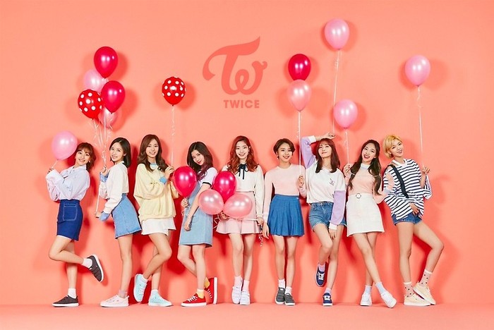 
Năm 2017, Twice liên tục công phá Kpop bằng hàng loạt hit đình đám và nhận về danh hiệu girlgroup thành công nhất trong dàn thần tượng thế hệ 3. Dù gần đây Twice đang tập trung cho thị trường Nhật Bản nhưng độ nổi tiếng trong nước không hề giảm sút. Các cô gái dự kiến sẽ quay lại sân khấu Kpop vào tháng 4 này.