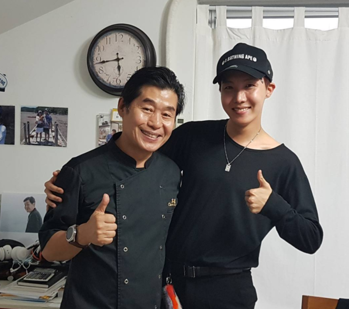 
Bếp trưởng nổi tiếng Hàn Quốc là một A.R.M.Y!!!