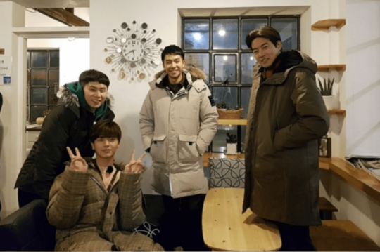 Bộ ba trai đẹp Lee Seung Gi, Yook Sung Jae và Lee Sang Yun đến Việt Nam gặp HLV Park Hang Seo