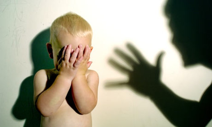 
Việc lạm dụng đòn roi để phạt trẻ sẽ gây ra chứng tự ti thậm chí là trầm cảm