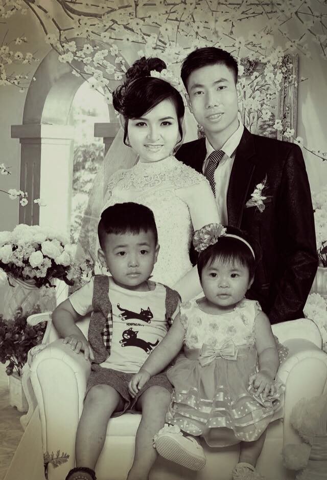 
Tấm ảnh cưới của hai vợ chồng đã được chị Kim ghép thêm hình của hai bé