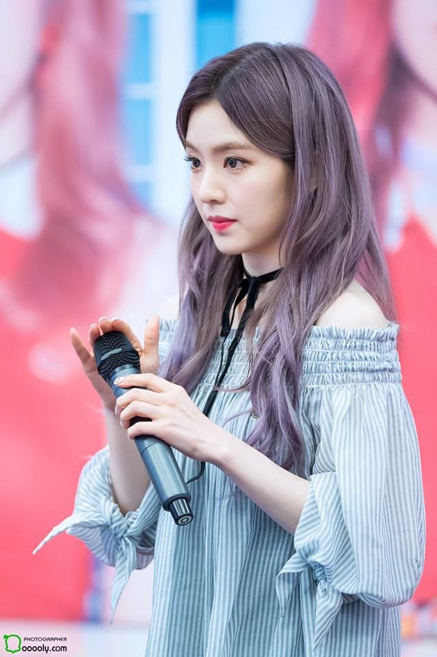 
Irene rất chuộng gam màu tím và thường xuyên nhuộm tóc bằng màu này.