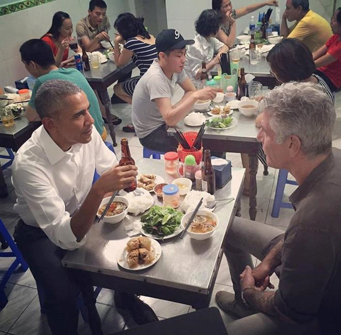 
Ông Obama và vị đầu bếp Anthony ngồi ăn tại quán bún chả vào 2 năm trước.